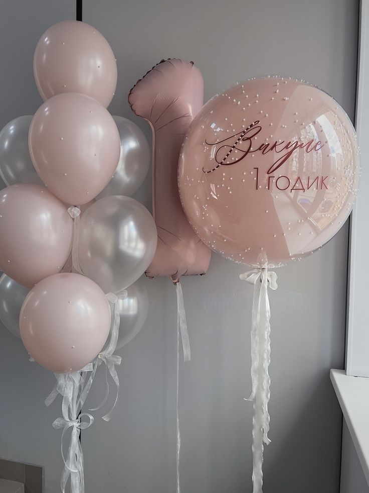 Композиция на 1 год для девочки с большой розовой цифрой 1, Bubble с персональной надписью и розовыми, белыми и серебристыми воздушными шарами