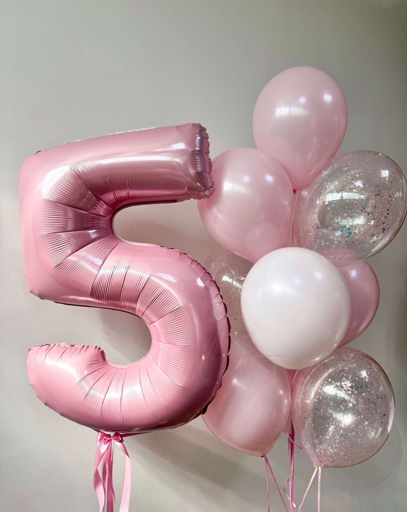 Композиция на 5 лет для девочки с большой розовой фольгированной цифрой 5, розовыми и белыми воздушными шарами и прозрачными шарами с конфетти