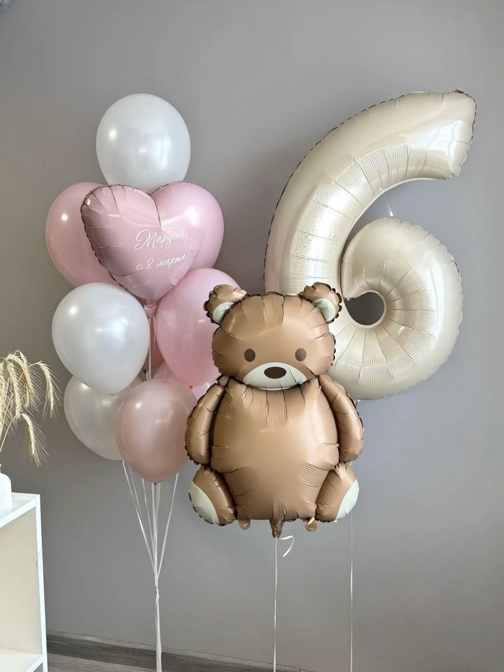 Композиция на 6 лет для девочки с большой кремовой цифрой 6, фольгированным мишкой, розовым сердцем с поздравительной надписью и бело-розовыми воздушными шарами