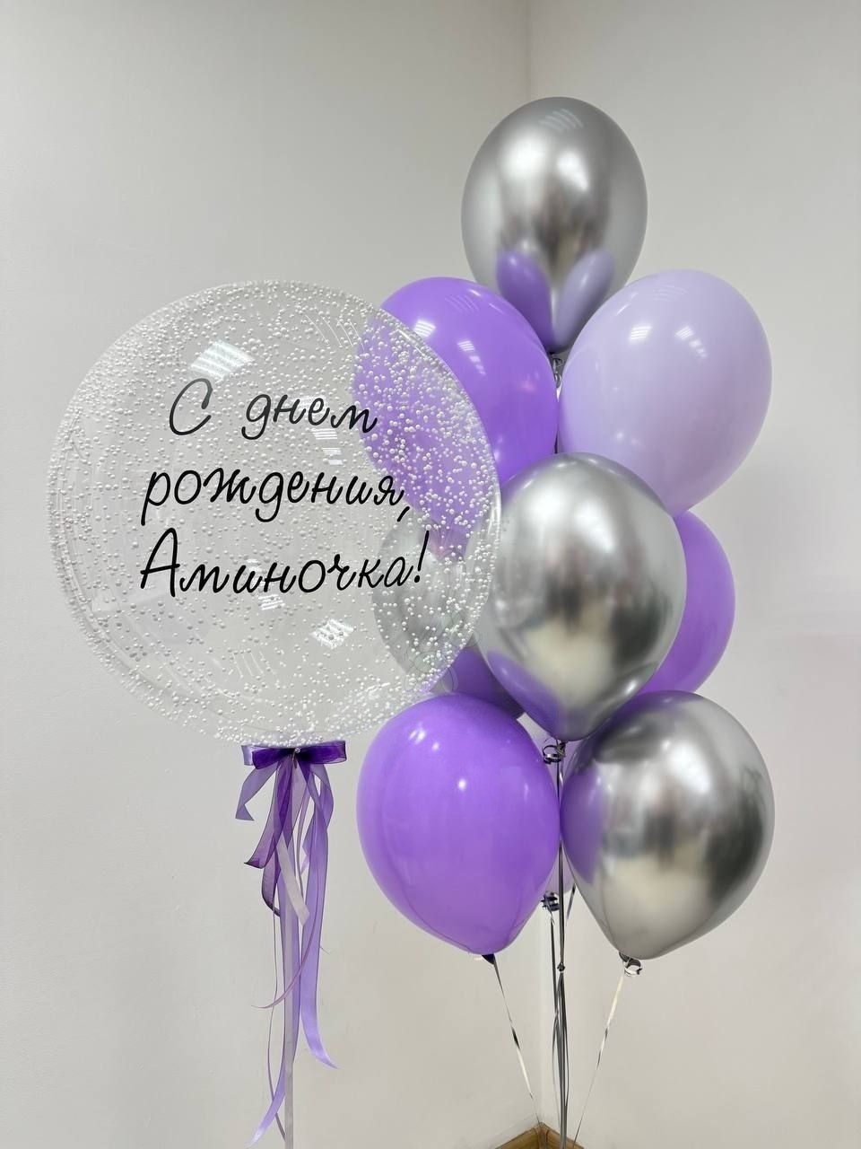Композиция на 7 лет для девочки с большой серебряной цифрой 7, сиреневым фольгированным сердцем с фотографиями и фиолетовыми, белыми и серебристыми воздушными шарами