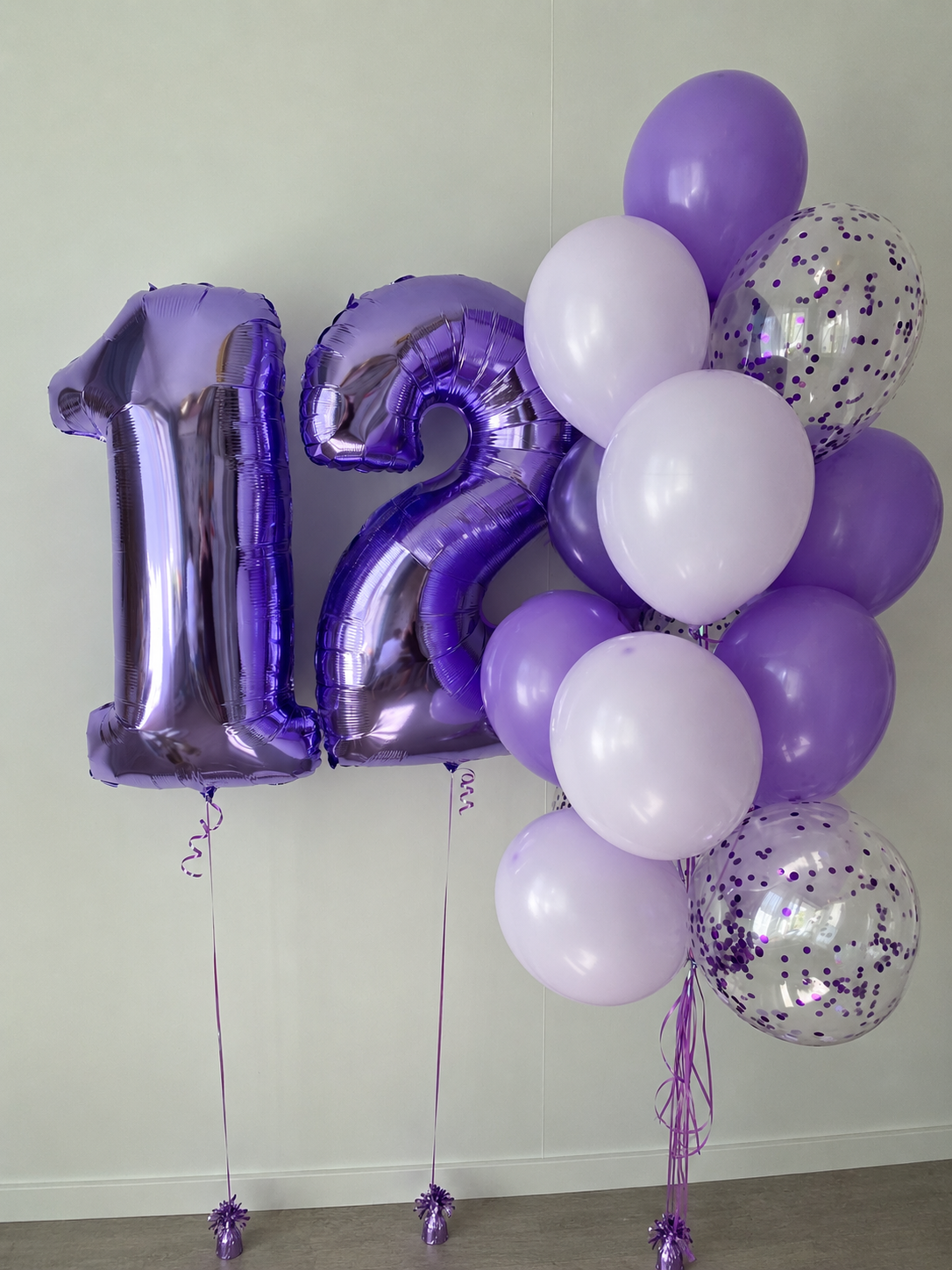 Композиция на 12 лет для девочки с большими фиолетовыми фольгированными цифрами 12, сиреневыми и белыми воздушными шарами и прозрачными шарами с фиолетовым конфетти