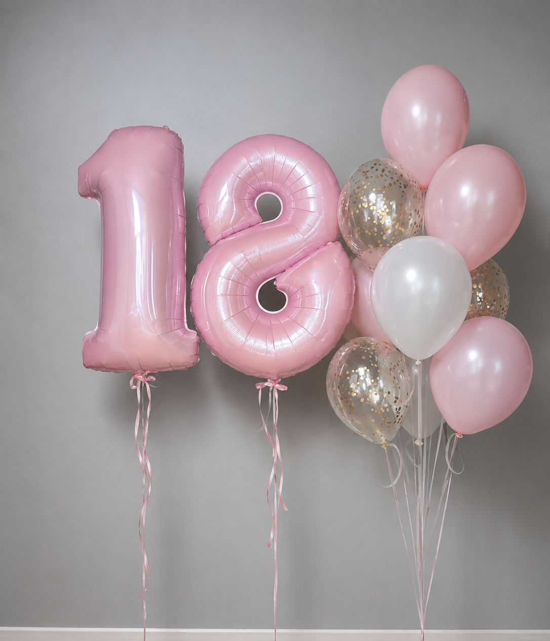 Композиция на 18 лет для девушки с большими розовыми фольгированными цифрами 18, розовыми и белыми воздушными шарами и прозрачными шарами с золотым конфетти