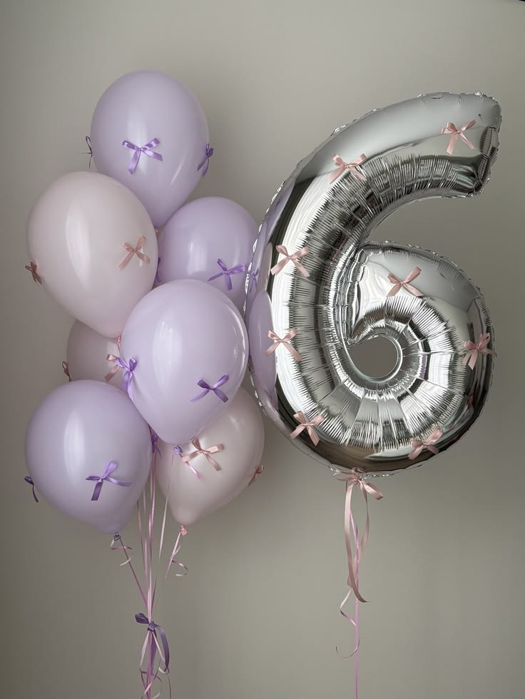 Композиция на 6 лет для девочки с большой серебряной фольгированной цифрой 6 с розовыми бантиками и сиреневыми и нежно-розовыми воздушными шарами