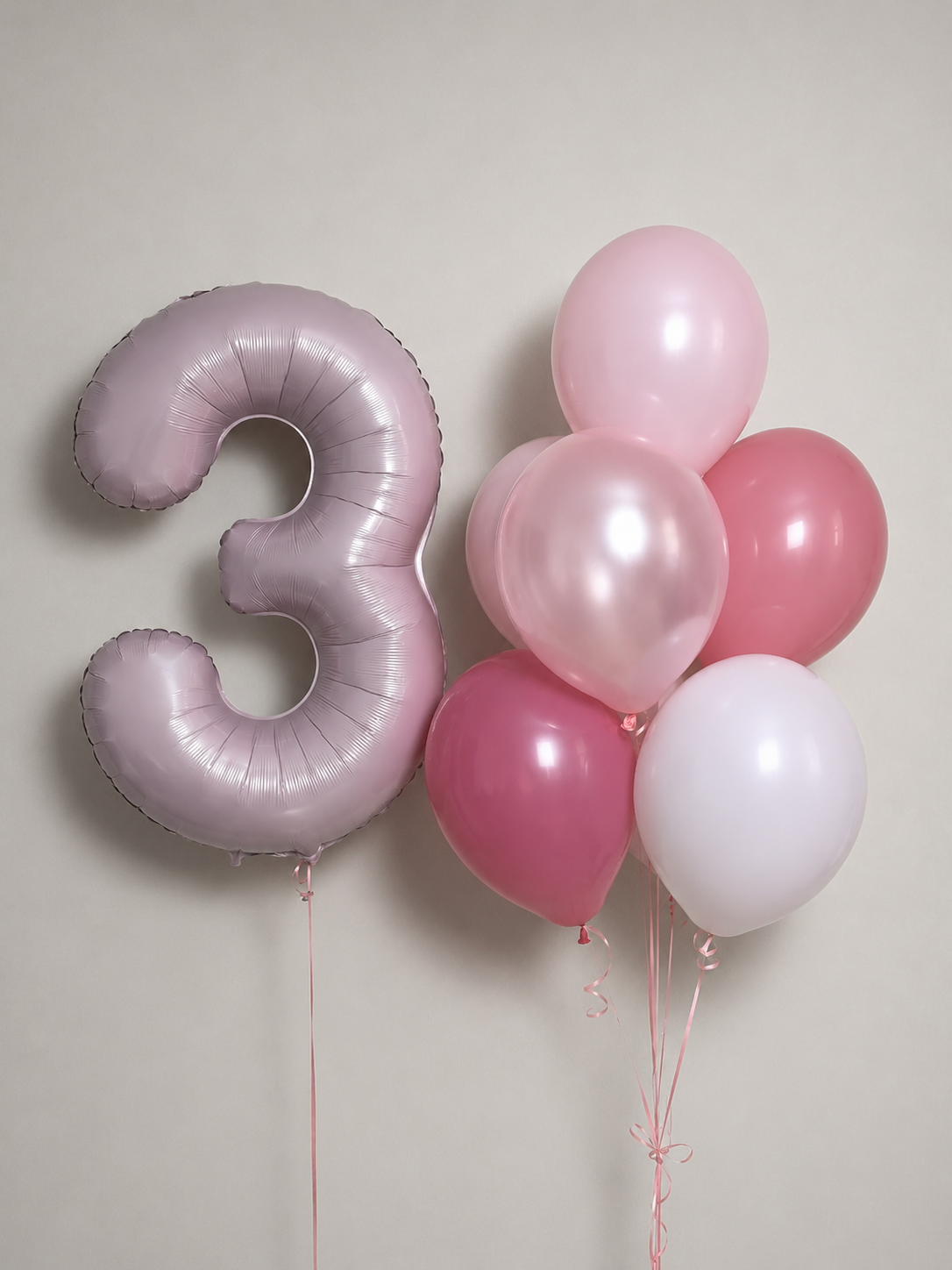 Композиция на 3 года для девочки с большой розовой фольгированной цифрой 3 и розовыми, пудровыми и белыми воздушными шарами