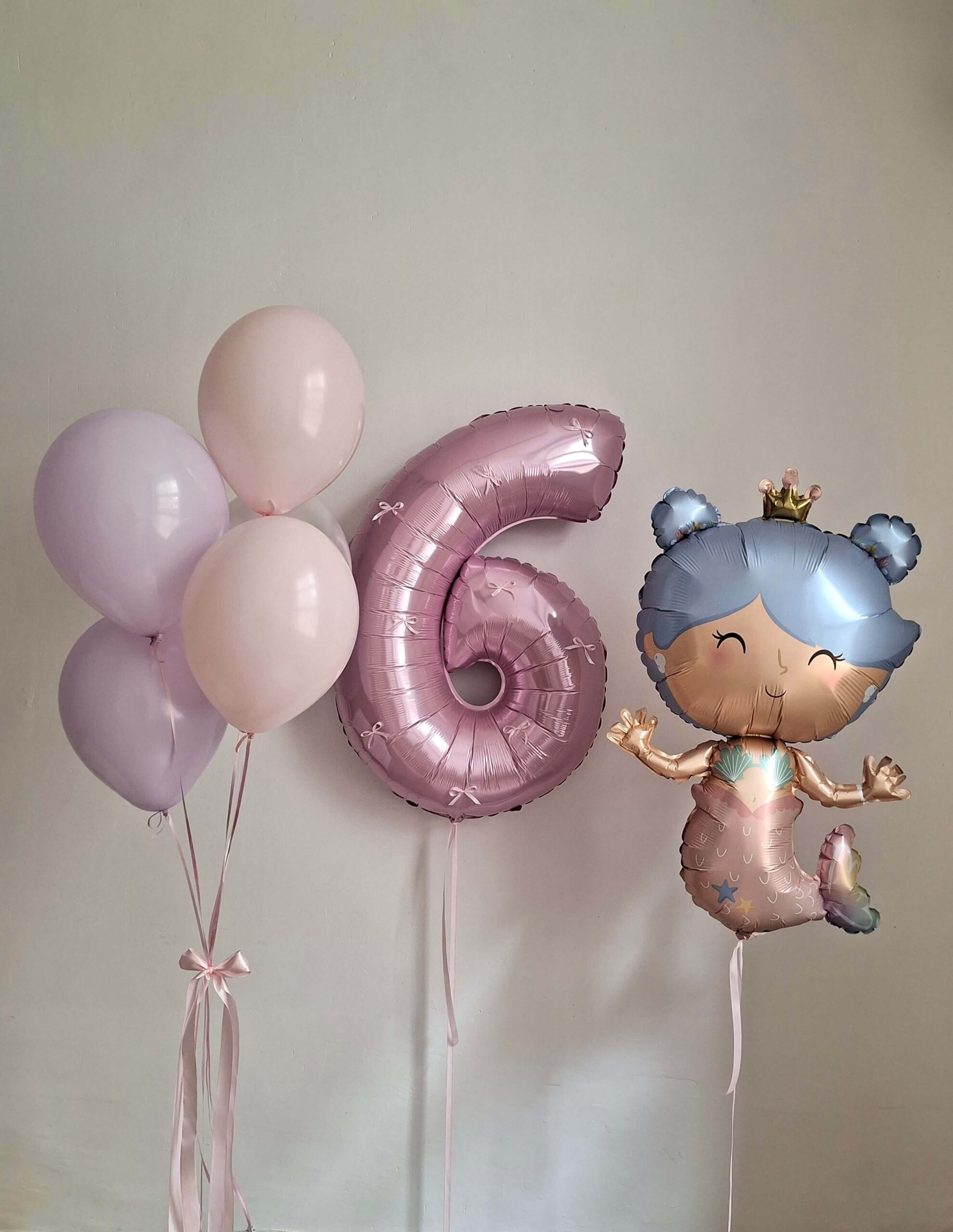 Композиция на 6 лет для девочки с большой розовой цифрой 6, фольгированной русалочкой и розово-сиреневыми воздушными шарами