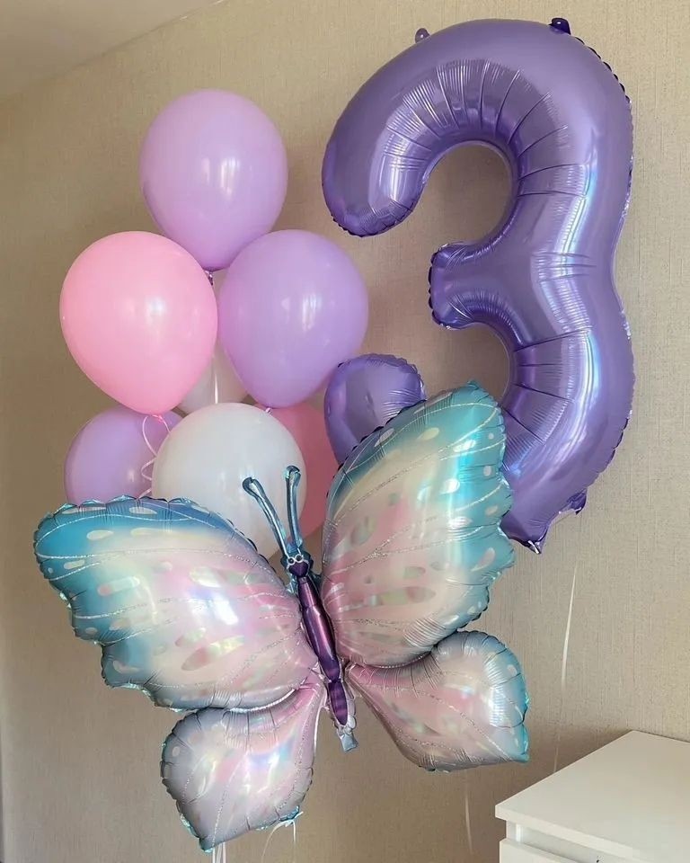 Композиция на 3 года для девочки с фиолетовой цифрой 3, большой фольгированной бабочкой и розово-сиреневыми шарами