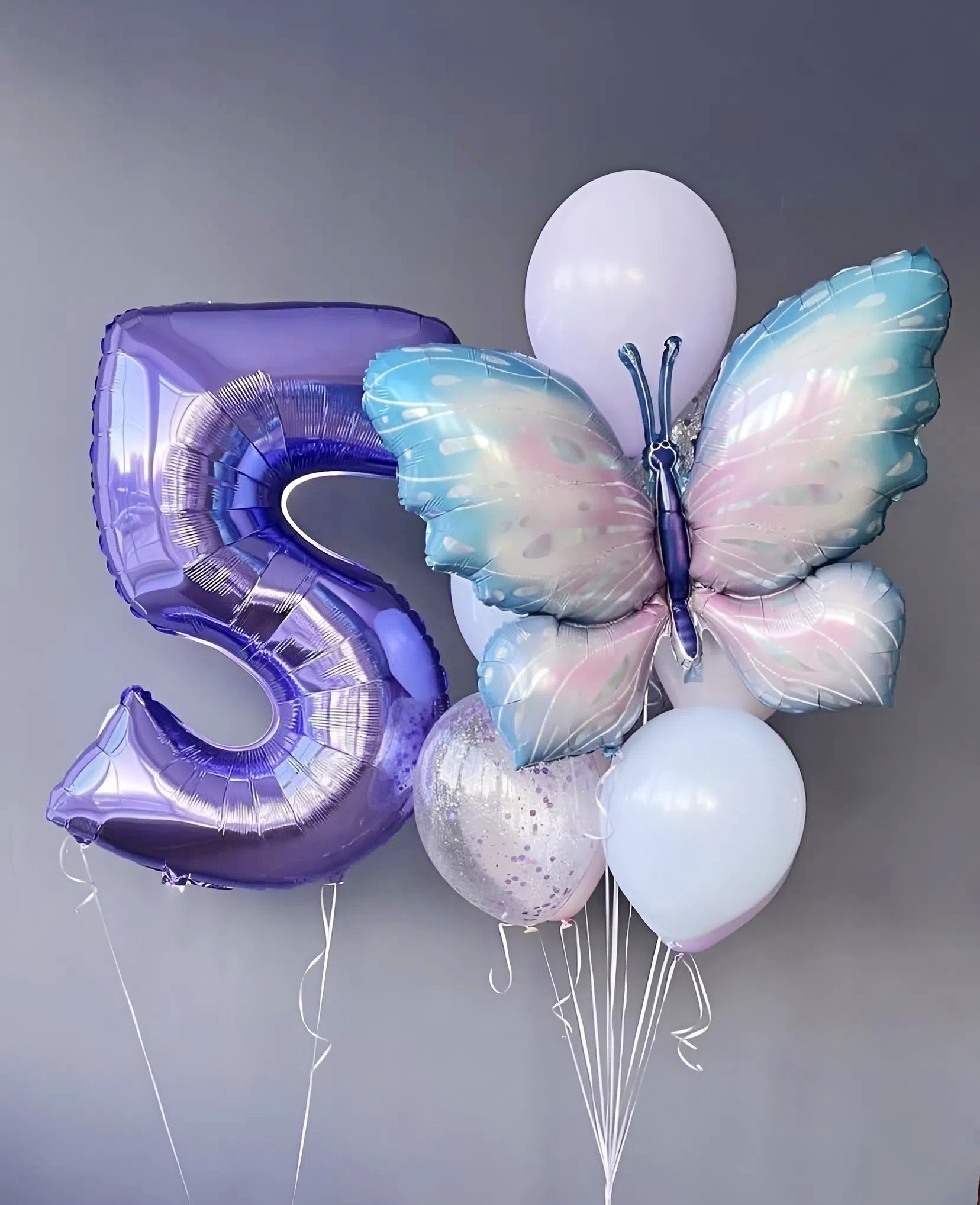 Композиция на 5 лет для девочки с фиолетовой цифрой 5, фольгированной бабочкой, пастельными шарами и прозрачным шаром с конфетти