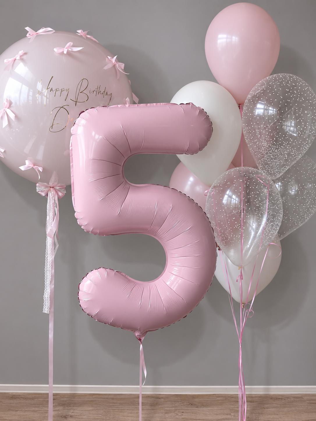 Композиция на 5 лет для девочки с большой розовой цифрой 5, Bubble с поздравительной надписью, бело-розовыми шарами и прозрачными шарами с конфетти