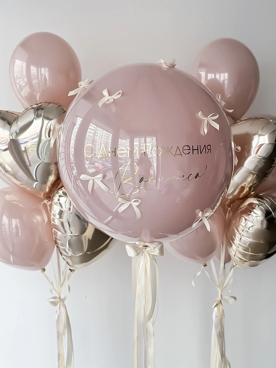 Композиция для девочки с большим розовым Bubble с поздравительной надписью, серебряными сердцами и розовыми воздушными шарами с бантиками