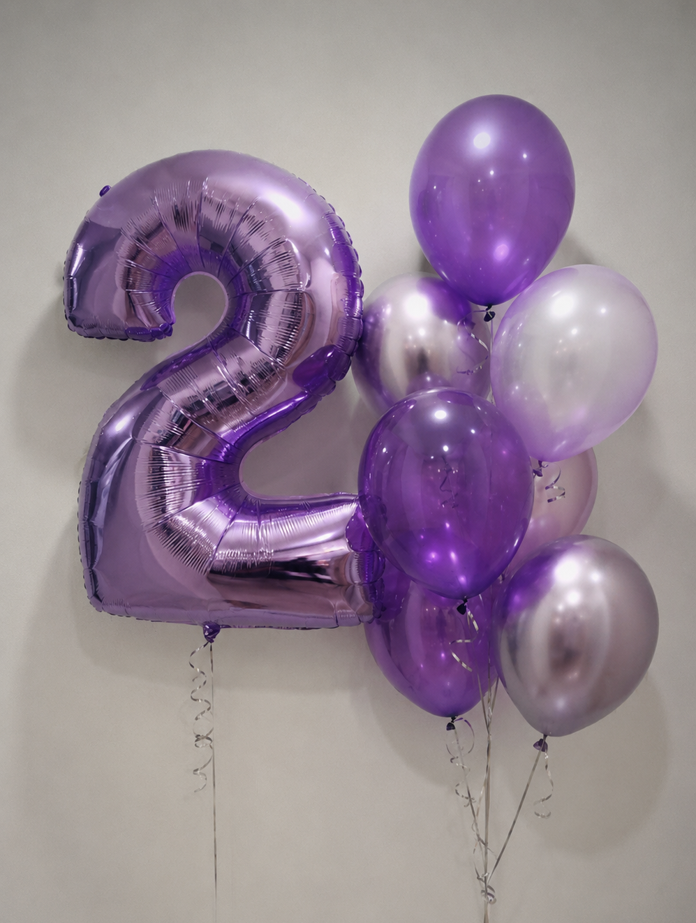 Композиция на 2 года для девочки с большой фиолетовой цифрой 2, сиреневыми, фиолетовыми и металлизированными шарами хром