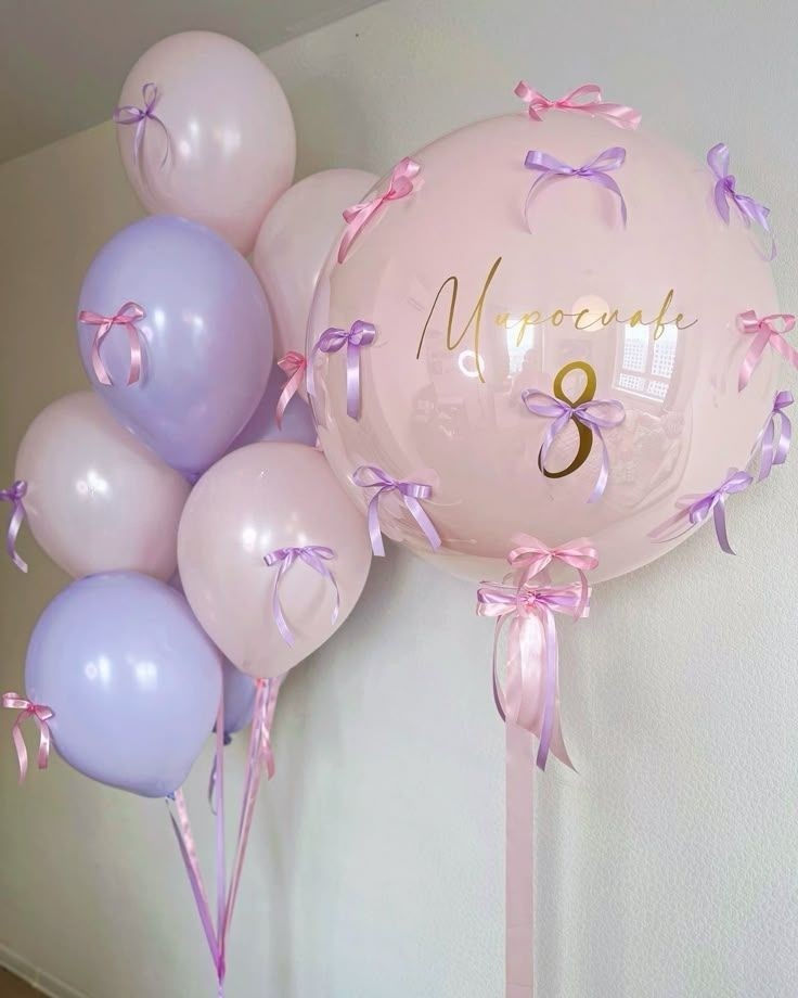 Композиция на 8 лет для девочки с большим розовым Bubble с персональной надписью, розовыми и сиреневыми воздушными шарами с декоративными бантиками