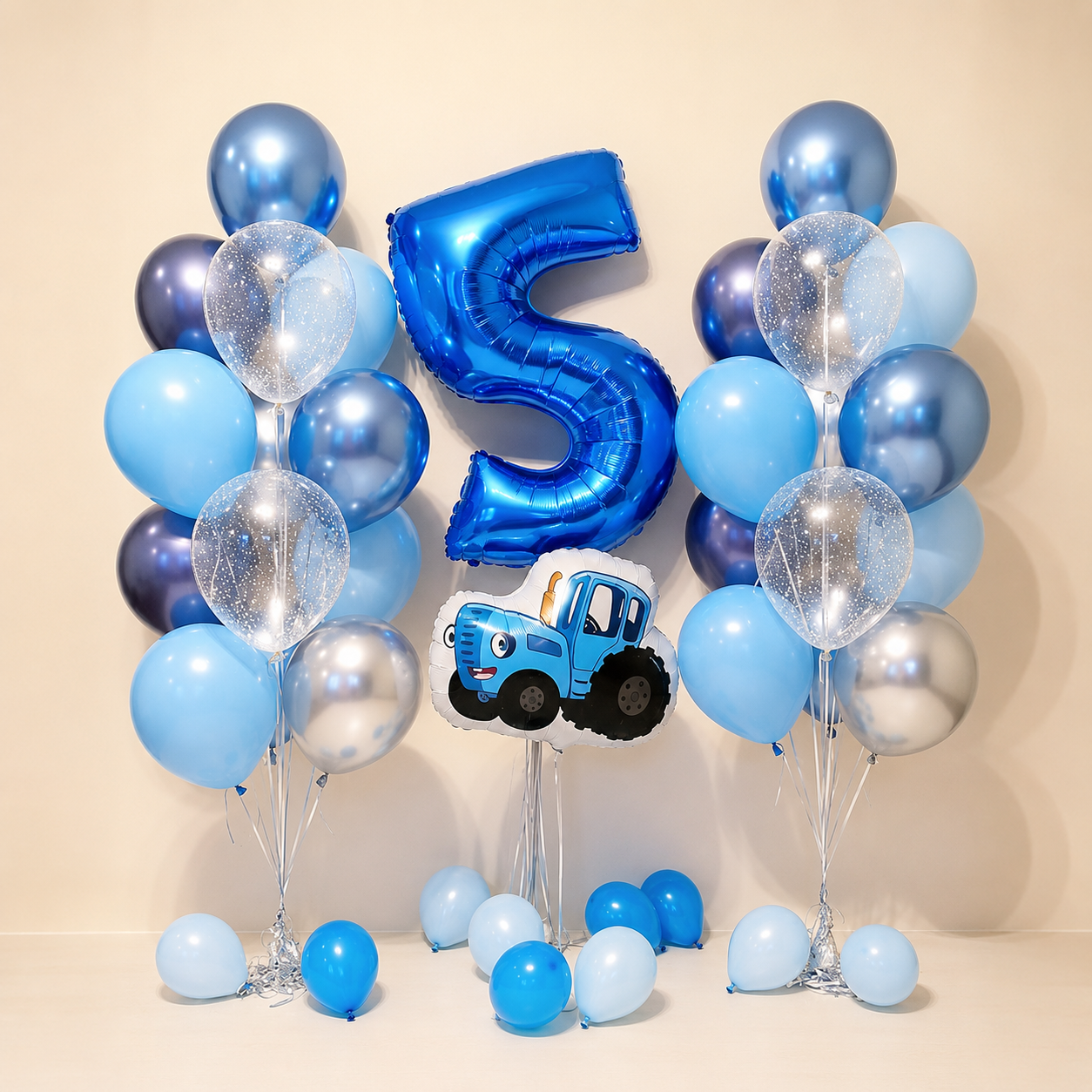 Голубая композиция на 5 лет для мальчика с синей цифрой 5, трактором и воздушными шарами