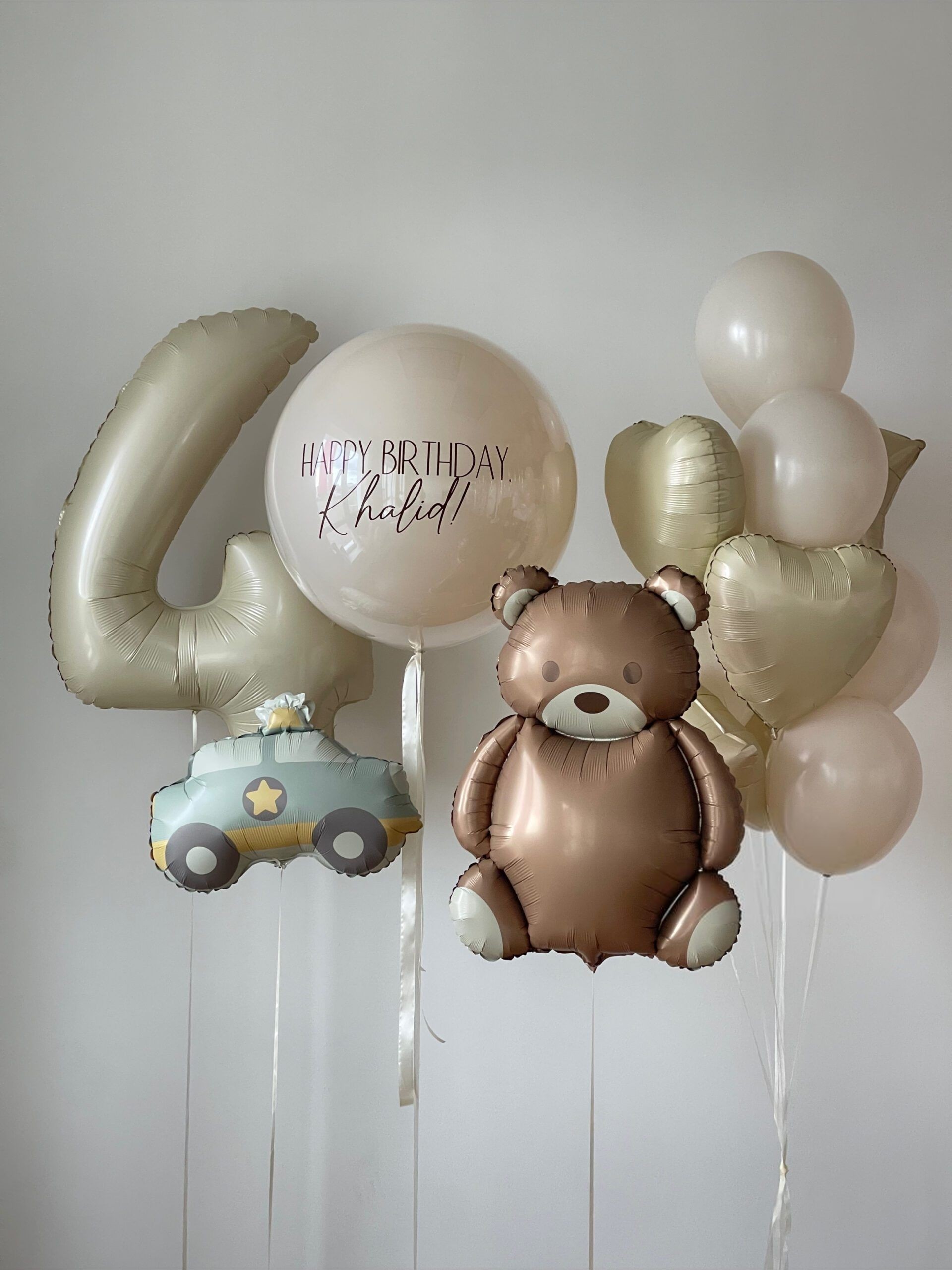 Композиция на 4 года с цифрой 4, фольгированным мишкой, машинкой, Bubble с именем и бежево-золотыми шарами