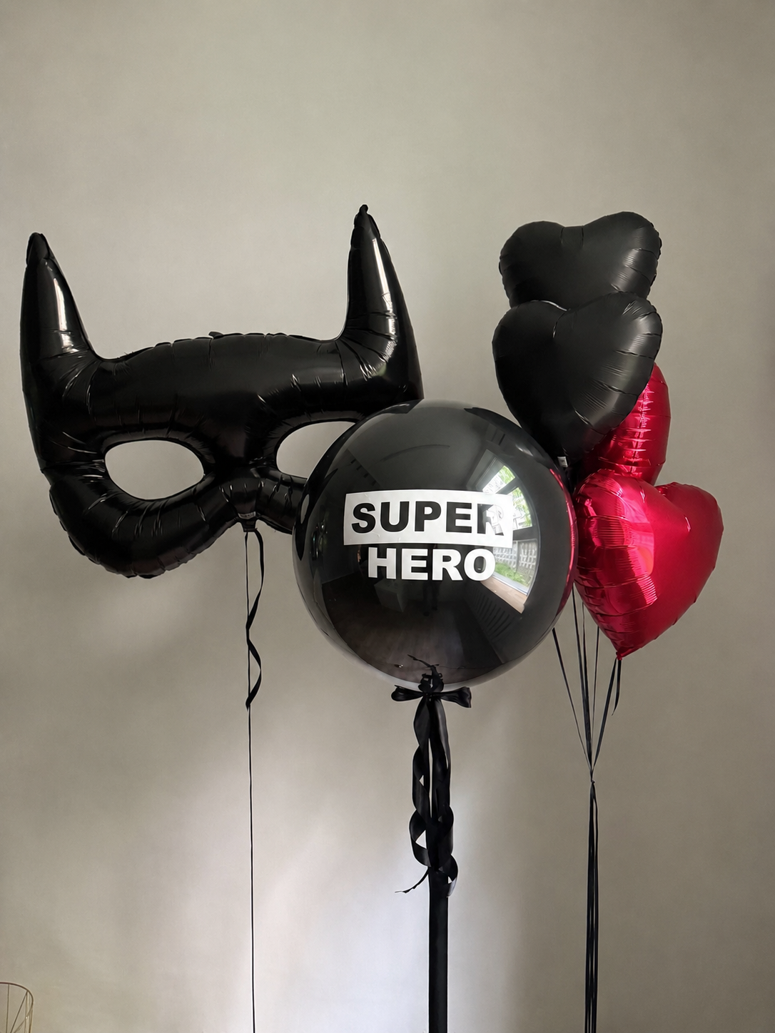 Черно-красная композиция из шаров с Bubble Super Hero, маской супергероя и сердцами