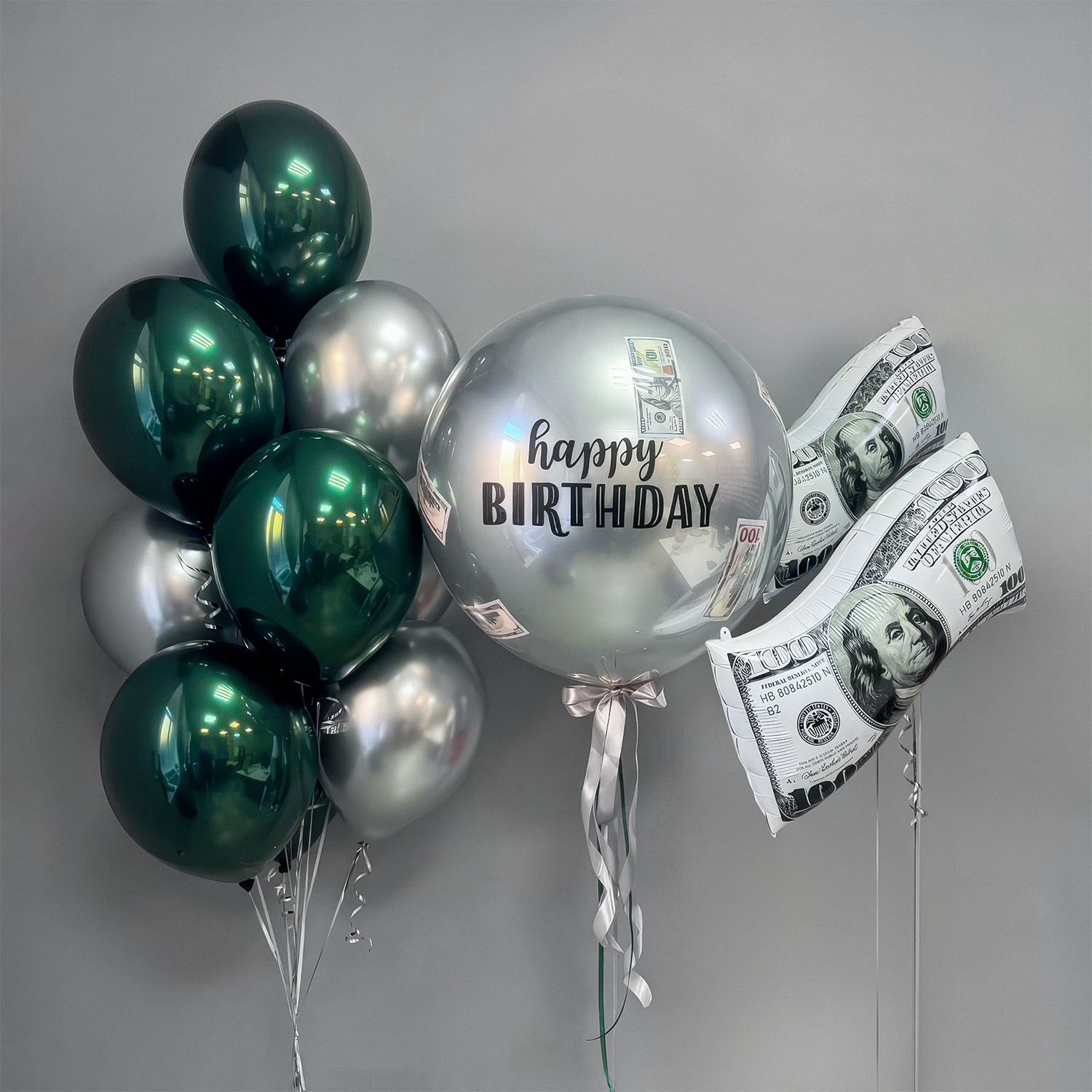 Композиция из зеленых и серебряных шаров с Bubble и фольгированными долларами