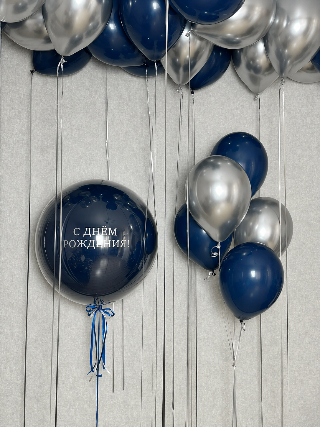 Сине-серебряная композиция с большим Bubble, связкой шаров и шарами под потолок